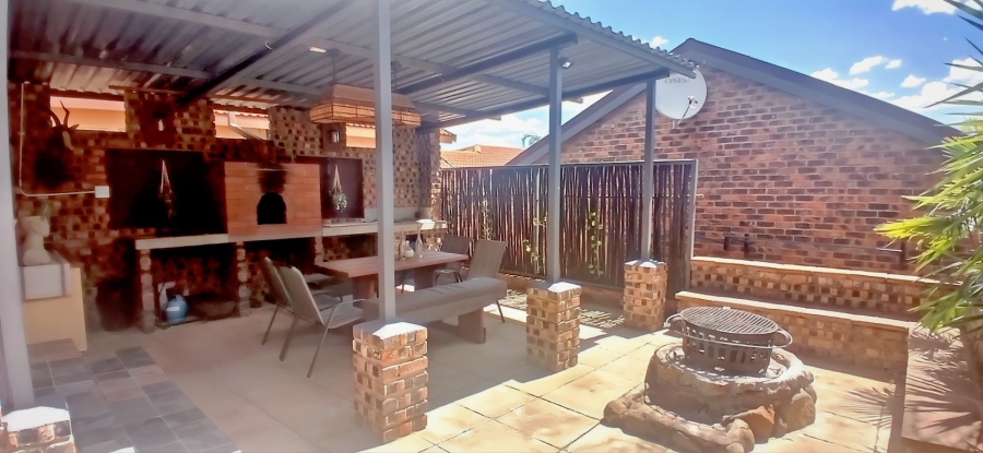 5 Bedroom Property for Sale in Langenhovenpark Free State